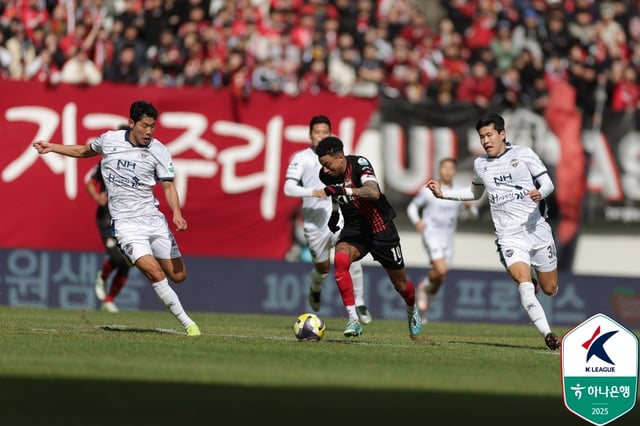 린가드(가운데)가 돌파하고 있는 모습. /사진=한국프로축구연맹 제공
