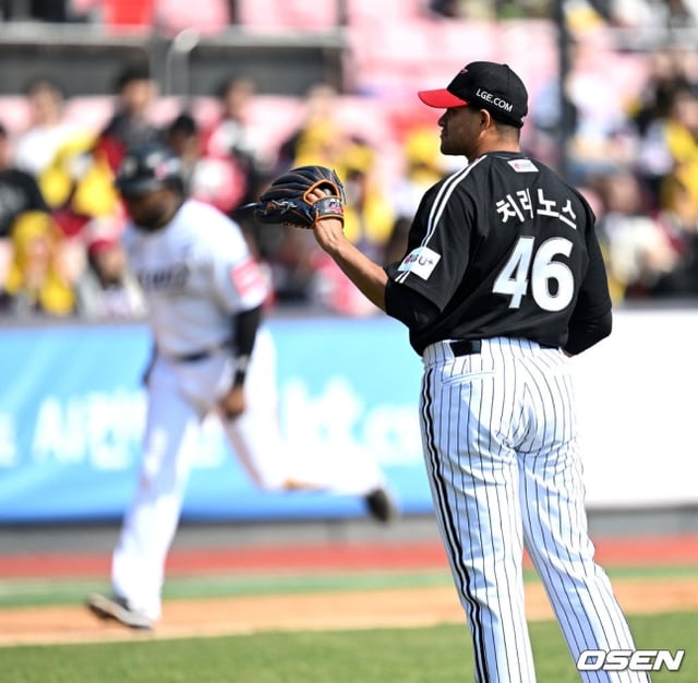 LG 치리노스(오른쪽)가 8일 수원KT위즈파크에서 열린 2025 KBO 시범경기에서 KT 장성우에게 홈런을 맞고 아쉬워하고 있다.