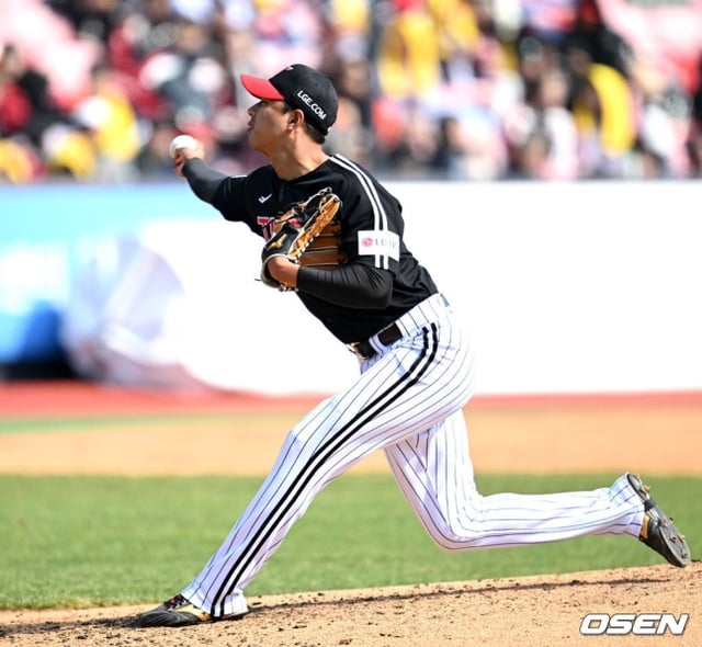 LG 정우영이 8일 수원KT위즈파크에서 열린 2025 KBO 시범경기 KT 위즈전에서 공을 던지고 있다.