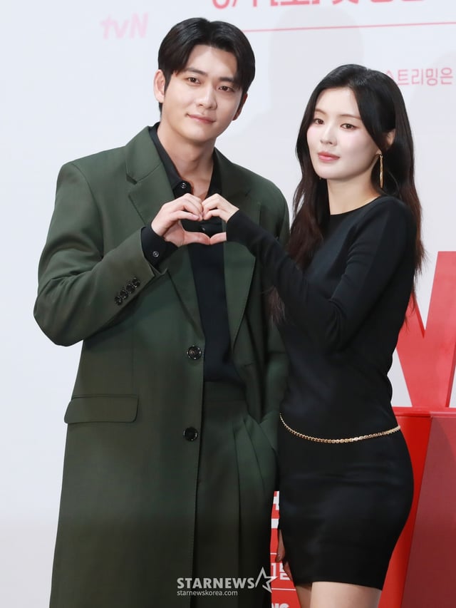 배우 강태오, 이선빈이 27일 오후 서울 신도림 라마다 호텔에서 진행된 tvN 새 토일드라마 '감자연구소' 제작발표회에 참석해 포즈를 취하고 있다. 감자에 울고 웃는 감자 연구소, 감자가 전부인 미경의 인생에 나타난 차가운 원칙주의자 백호. 뱅글뱅글 회오리 감자처럼 휘몰아치는 힐링 코믹로맨스 '감자연구소'는 3월 1일 첫 방송된다. /2025.02.27 /사진=이동훈 photoguy@