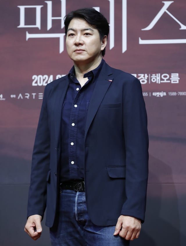 (서울=뉴스1) 권현진 기자 = 배우 송일국이 10일 오후 서울 중구 국립극장 해오름극장에서 열린 연극 '맥베스' 제작발표회에서 포즈를 취하고 있다.   '맥베스'는 스코틀랜드의 장군 맥베스가 마녀의 예언을 듣고 국왕을 살해한 뒤 서서히 타락해가는 이야기를 그린 작품이다. 황정민이 맥베스를 연기하며 김소진, 송일국, 송영창, 남윤호가 출연한다. 2024.5.10/뉴스1  Copyright © 뉴스1. All rights reserved. 무단 전재 및 재배포,  AI학습 이용 금지. /사진=(서울=뉴스1) 권현진 기자