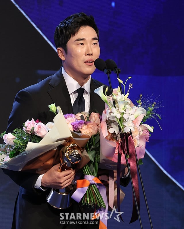 2024 신한은행 SOL뱅크 KBO 시상식이 26일 서울 송파구 롯데호텔 월드 크리스탈 볼룸에서 열렸다. 허경민(KT)이 3루수 부문 수비상 수상 후 소감을 밝히고 있다. /사진=김진경 대기자