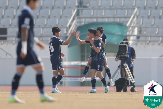 기뻐하는 서울이랜드 선수들. /사진=한국프로축구연맹 제공