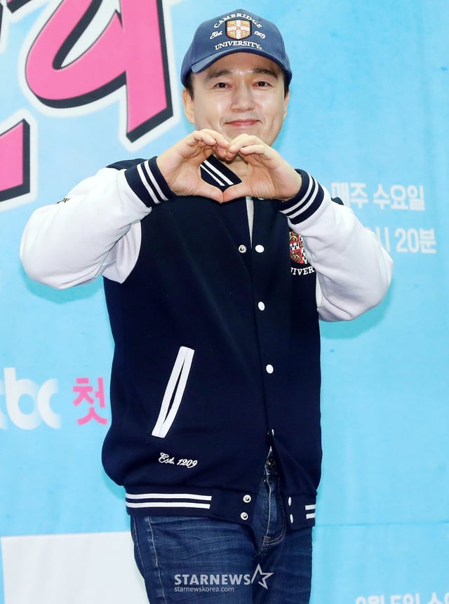 배우 김광규가 3일 오후 서울 마포구 상암동 스탠포드서울에서 진행된 JTBC 예능 '늦기 전에 어학연수-샬라샬라' 제작발표회에 참석해 포즈를 취하고 있다. '늦기 전에 어학연수-샬라샬라'는 영국으로 어학연수를 떠난 배우 5인방 성동일, 김광규, 엄기준, 장혁, 신승환의 좌충우돌 '프리토킹' 도전기를 담은 예능. 오는 5일 첫 방송. 2025.02.03 /사진=김창현 chmt@