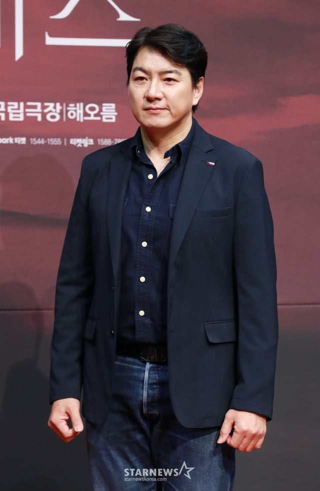 배우 송일국이 10일 오후 서울 국립극장에서 진행된 연극 '맥베스' 제작발표회에 참석해 포즈를 취하고 있다. /2024.05.10 /사진=이동훈