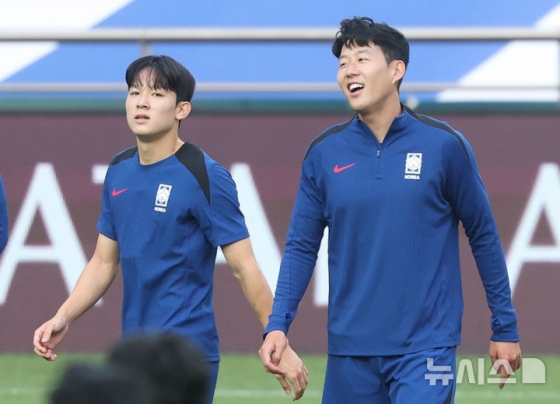 양민혁(왼쪽)과 손흥민 한국 축구대표팀에서 함께 훈련하고 있다. /사진=뉴시스