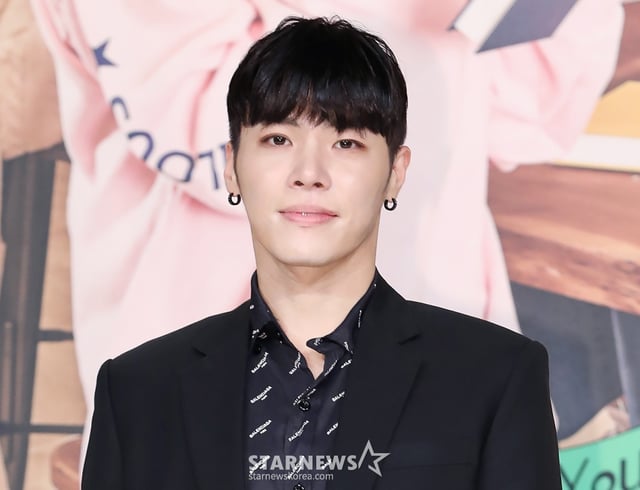(서울=뉴스1) = 10일 가수 휘성이 갑작스럽게 세상을 떠났다는 비보가 전해졌다. 향년 43세.  이날 소속사 타조엔터테인먼트는 공식 입장을 통해 "이날 소속 아티스트인 휘성 님이 우리 곁을 떠났다"라며 "고인은 서울 자택에서 심정지 상태로 발견돼 사망 판정을 받았다"라고 알렸다.   소속사는 "갑작스러운 비보에 유가족을 비롯한 타조엔터테인먼트 동료 아티스트 및 임직원 모두 비통한 심정으로 고인을 애도하고 있다"라고 전하며 "큰 충격과 슬픔에 빠진 유가족을 위해 확인되지 않은 루머와 추측성 보도는 자제해 주시길 간곡히 부탁드린다"라고 당부했다. (뉴스1DB) 2025.3.10/뉴스1  Copyright © 뉴스1. All rights reserved. 무단 전재 및 재배포,  AI학습 이용 금지. /사진=(서울=뉴스1)