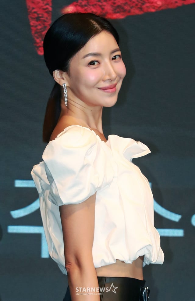 배우 윤세아가 14일 오후 서울 구로구 더 세인트에서 진행된 KBS 2TV 수목드라마 '완벽한 가족' 제작발표회에 참석해 포즈를 취하고 있다.  누가 봐도 행복하고 완벽해 보이는 가족이 딸의 살인으로 인해 점점 서로를 의심하게 되는 미스터리 스릴러 드라마 '완벽한 가족'은 오늘(14일) 첫 방송된다. /2024.08.14 /사진=이동훈