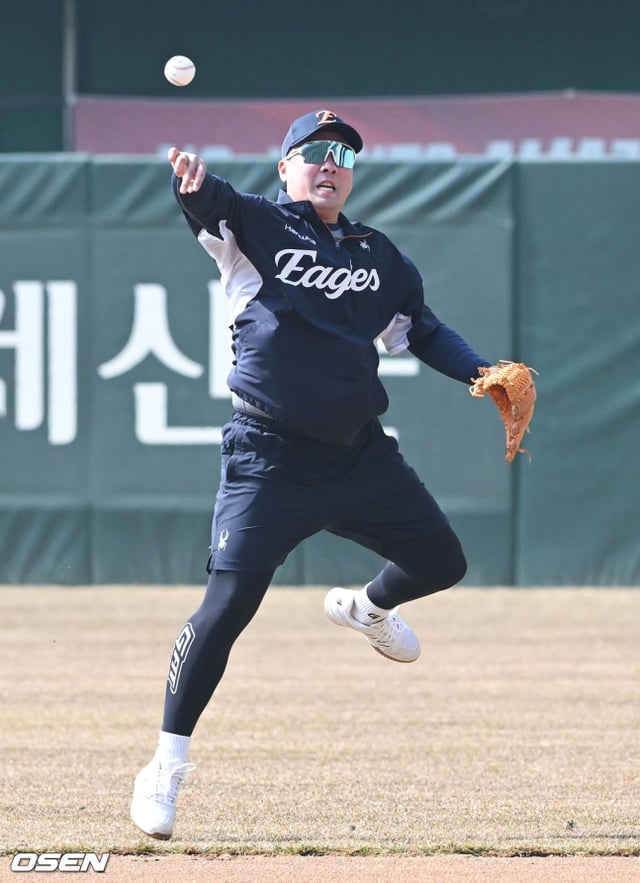 한화 안치홍이 11일 SSG와 2025 KBO 시범경기를 앞두고 수비 훈련을 하고 있다.