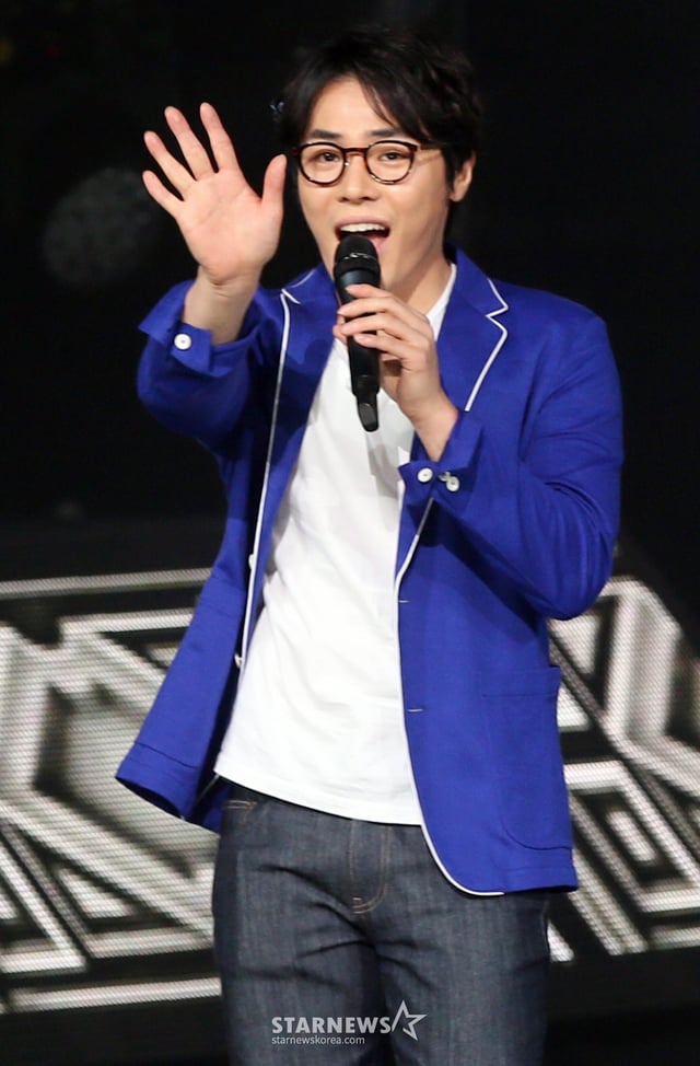 $ 가수 휘성이 20일 오후 서울 강서구 등촌동 SBS공개홀에서 열린 SBS MTV '더쇼: 올어바웃 K팝' 생방송에서 멋진 무대를 선보이고 있다. '더쇼'에는 에이핑크(박초롱 윤보미 정은지 손나은 김남주 오하영), 지나, NS윤지, 에디킴, Bay.B(베이비/미호 미엘 설아), 루나플라이(샘 테오 윤), 에릭남, 배드키즈(모니카 봄봄 연지 은주 지나), 플래쉬(나래 혜원 예지 송희 고운), 포맨(신용재 김원주), 엠파이어(태희 루민 티오 하루 레드 유승 제리), 박시환, BTL(지수 유아 쟝폴 제이 큐엘 로빈 도카 맥스 엘렌), 앤씨아 등이 출연했다. /사진=임성균 기자 tjdrbs23@