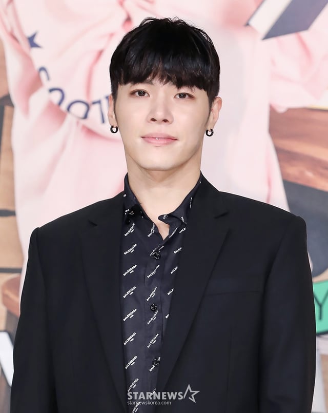 (서울=뉴스1) = 10일 가수 휘성이 갑작스럽게 세상을 떠났다는 비보가 전해졌다. 향년 43세. 이날 소속사 타조엔터테인먼트는 공식 입장을 통해 "이날 소속 아티스트인 휘성 님이 우리 곁을 떠났다"라며 "고인은 서울 자택에서 심정지 상태로 발견돼 사망 판정을 받았다"라고 알렸다. 소속사는 "갑작스러운 비보에 유가족을 비롯한 타조엔터테인먼트 동료 아티스트 및 임직원 모두 비통한 심정으로 고인을 애도하고 있다"라고 전하며 "큰 충격과 슬픔에 빠진 유가족을 위해 확인되지 않은 루머와 추측성 보도는 자제해 주시길 간곡히 부탁드린다"라고 당부했다. (뉴스1DB) 2025.3.10/뉴스1 Copyright © 뉴스1. All rights reserved. 무단 전재 및 재배포, AI학습 이용 금지. /사진=(서울=뉴스1)