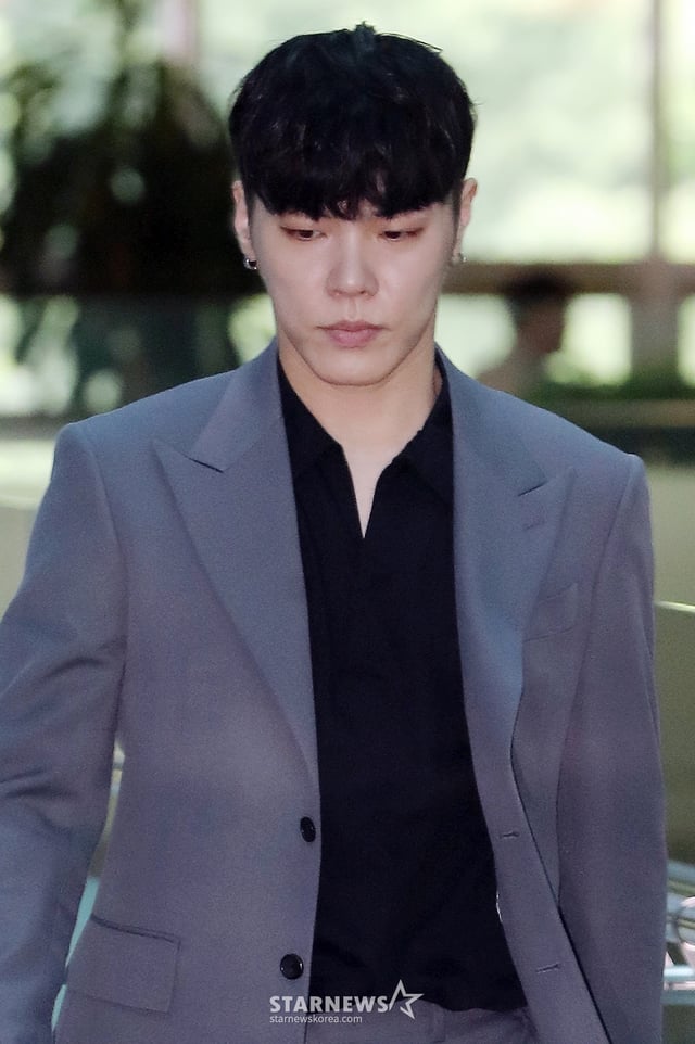 (서울=뉴스1) = 10일 가수 휘성이 갑작스럽게 세상을 떠났다는 비보가 전해졌다. 향년 43세. 이날 소속사 타조엔터테인먼트는 공식 입장을 통해 "이날 소속 아티스트인 휘성 님이 우리 곁을 떠났다"라며 "고인은 서울 자택에서 심정지 상태로 발견돼 사망 판정을 받았다"라고 알렸다. 소속사는 "갑작스러운 비보에 유가족을 비롯한 타조엔터테인먼트 동료 아티스트 및 임직원 모두 비통한 심정으로 고인을 애도하고 있다"라고 전하며 "큰 충격과 슬픔에 빠진 유가족을 위해 확인되지 않은 루머와 추측성 보도는 자제해 주시길 간곡히 부탁드린다"라고 당부했다. (뉴스1DB) 2025.3.10/뉴스1 Copyright © 뉴스1. All rights reserved. 무단 전재 및 재배포, AI학습 이용 금지. /사진=(서울=뉴스1)