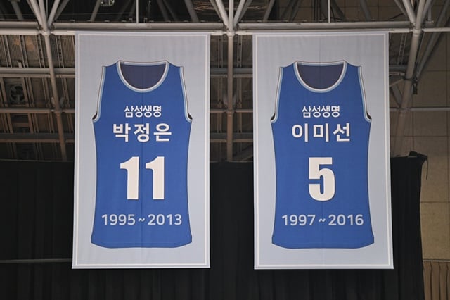 용인실내체육관에 BNK 박정은 감독의 선수시절 등번호 11번(왼쪽)이 걸려 있다. /사진=WKBL 제공