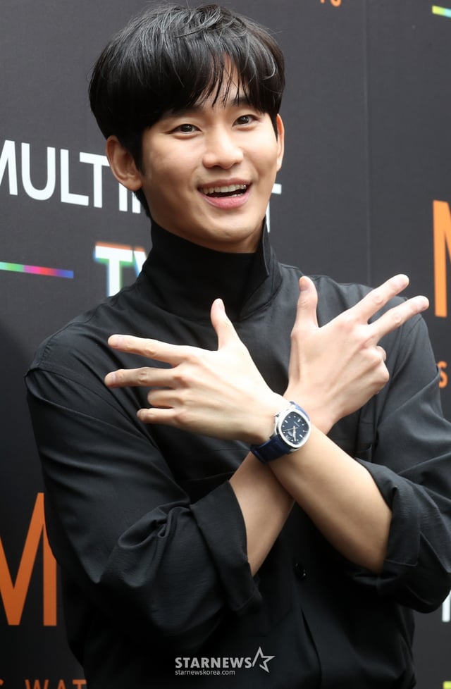 배우 김수현이 25일 오전 서울 성동구 성수동의 한 스튜디오에서 열린 시계브랜드 행사에 참석해 포즈를 취하고 있다. 2024.04.25 /사진=임성균