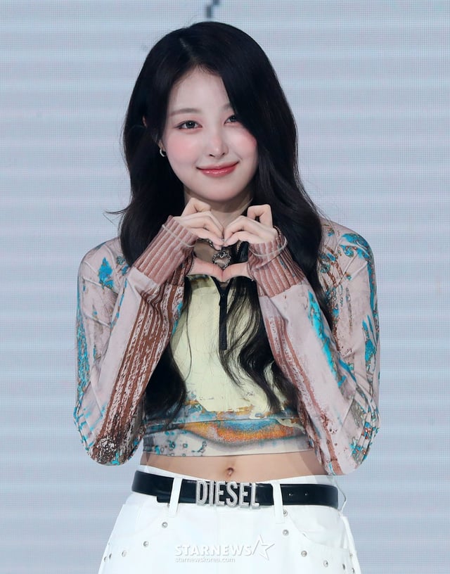 [서울=뉴시스] 김혜진 기자 = 그룹 세이마이네임 소하가 12일 오후 서울 마포구 쇼킹케이팝센터에서 열린 두 번째 앨범 'My Name Is…(마이 네임 이즈)' 발매 기념 쇼케이스에서 포즈를 취하고 있다.   타이틀곡 '샤랄라'는 레트로한 사운드와 아날로그적인 테마를 통해 사랑스러운 분위기를 더욱 극대화하는 곡이다. 2025.03.12. jini@newsis.com /사진=김혜진