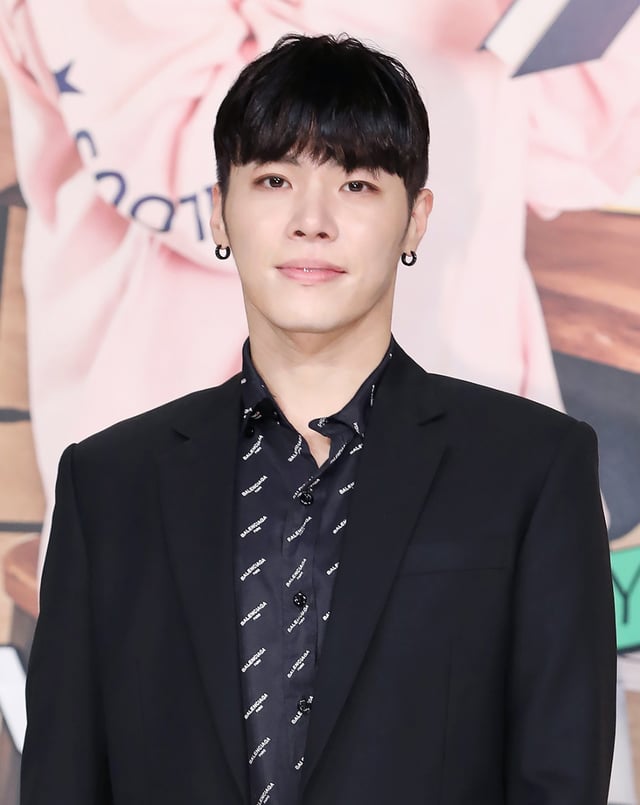 (서울=뉴스1) = 10일 가수 휘성이 갑작스럽게 세상을 떠났다는 비보가 전해졌다. 향년 43세.  이날 소속사 타조엔터테인먼트는 공식 입장을 통해 "이날 소속 아티스트인 휘성 님이 우리 곁을 떠났다"라며 "고인은 서울 자택에서 심정지 상태로 발견돼 사망 판정을 받았다"라고 알렸다.   소속사는 "갑작스러운 비보에 유가족을 비롯한 타조엔터테인먼트 동료 아티스트 및 임직원 모두 비통한 심정으로 고인을 애도하고 있다"라고 전하며 "큰 충격과 슬픔에 빠진 유가족을 위해 확인되지 않은 루머와 추측성 보도는 자제해 주시길 간곡히 부탁드린다"라고 당부했다. (뉴스1DB) 2025.3.10/뉴스1  Copyright © 뉴스1. All rights reserved. 무단 전재 및 재배포,  AI학습 이용 금지. /사진=(서울=뉴스1)