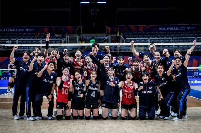 한국 여자배구대표팀이 지난해 5월 브라질 리우데자네이루 마라카나지뉴 체육관에서 열린 2024 FIVB(국제배구연맹) VNL(발리볼네이션스리그) 태국과 경기에서 승리한 후 기념사진을 찍고 있다. /사진=VNL 공식 홈페이지 제공