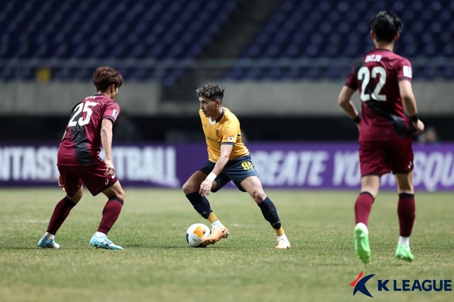 헤이스(가운데)가 드리블을 시도하고 있다. /사진=한국프로축구연맹 제공