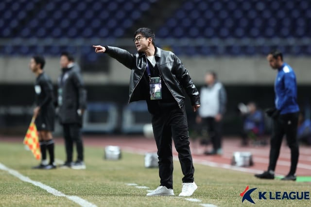 이정효 감독이 전술 지시하고 있다. /사진=한국프로축구연맹 제공