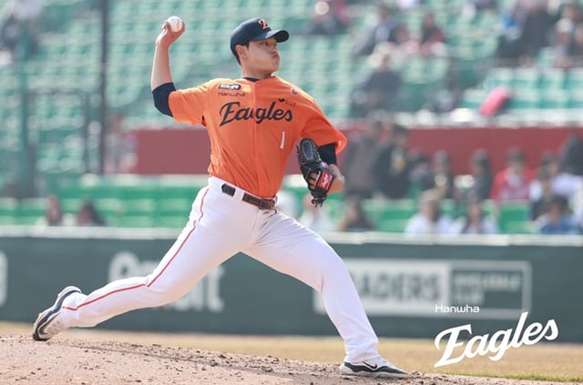 한화 문동주가 11일 인천SSG랜더스필드에서 열린 2025 KBO 시범경기 SSG전에서 6회말 등판해 역투하고 있다. /사진=한화 이글스 제공
