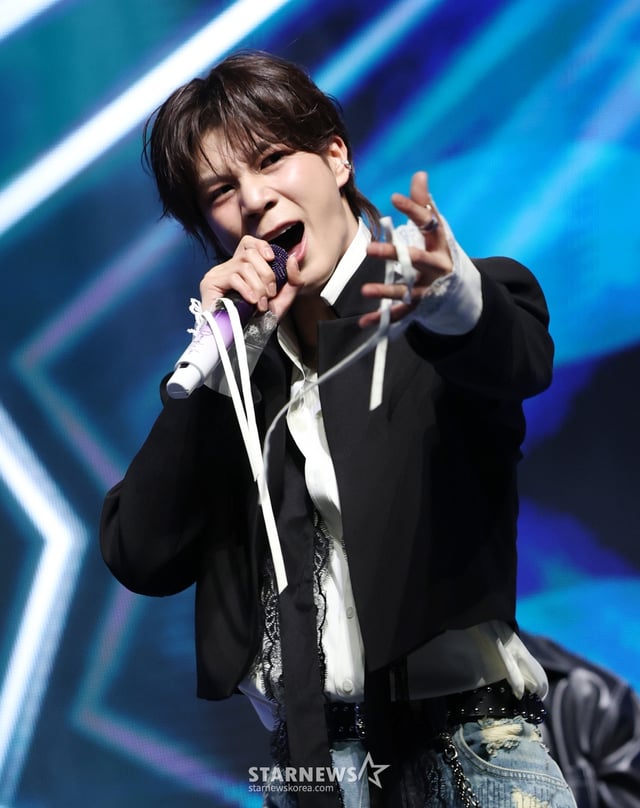 (서울=뉴스1) 권현진 기자 = 가수 정동원이 13일 오후 서울 이촌동 노들섬 라이브하우스에서 가진 두 번째 정규 앨범 '키다리의 선물' 쇼케이스에서 타이틀 곡 '흥!'을 열창하고 있다. 2025.3.13/뉴스1 Copyright © 뉴스1. All rights reserved. 무단 전재 및 재배포, AI학습 이용 금지. /사진=(서울=뉴스1) 권현진 기자