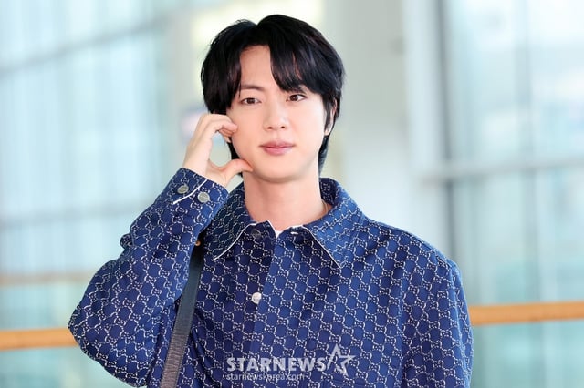 (인천공항=뉴스1) 이동해 기자 = 방탄소년단(BTS) 진이 밀라노 패션위크 참석 차 23일 인천국제공항 제2여객터미널을 통해 이탈리아로 출국하고 있다. 2025.2.23/뉴스1  Copyright © 뉴스1. All rights reserved. 무단 전재 및 재배포,  AI학습 이용 금지. /사진=(인천공항=뉴스1) 이동해 기자
