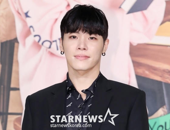 (서울=뉴스1) = 10일 가수 휘성이 갑작스럽게 세상을 떠났다는 비보가 전해졌다. 향년 43세. 이날 소속사 타조엔터테인먼트는 공식 입장을 통해 "이날 소속 아티스트인 휘성 님이 우리 곁을 떠났다"라며 "고인은 서울 자택에서 심정지 상태로 발견돼 사망 판정을 받았다"라고 알렸다. 소속사는 "갑작스러운 비보에 유가족을 비롯한 타조엔터테인먼트 동료 아티스트 및 임직원 모두 비통한 심정으로 고인을 애도하고 있다"라고 전하며 "큰 충격과 슬픔에 빠진 유가족을 위해 확인되지 않은 루머와 추측성 보도는 자제해 주시길 간곡히 부탁드린다"라고 당부했다. (뉴스1DB) 2025.3.10/뉴스1 Copyright © 뉴스1. All rights reserved. 무단 전재 및 재배포, AI학습 이용 금지. /사진=(서울=뉴스1)