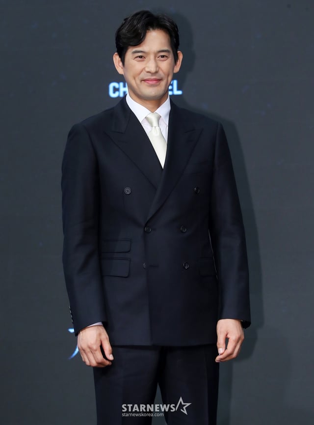 배우 오지호가 24일 오후 서울 구로구 신도림동 더 세인트 웨딩에서 진행된 채널A 월화드라마 '가면의 여왕' 제작발표회에 참석해 포즈를 취하고 있다. '가면의 여왕'은 화려하게 성공한 세 여자 앞에 10년 전 그녀들의 거짓말로 살인자가 된 절친이 나타나면서 가면에 감춰져 있던 진실이 드러나고, 한 남자로 인해 인생의 소용돌이를 맞게 된 친구들의 욕망이 충돌하는 미스터리 멜로 복수극이다. 2023.04.24
