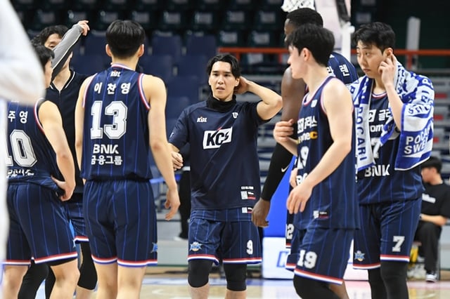 경기를 마친 KCC 선수단이 코트에서 모이는 모습. /사진=KBL 제공