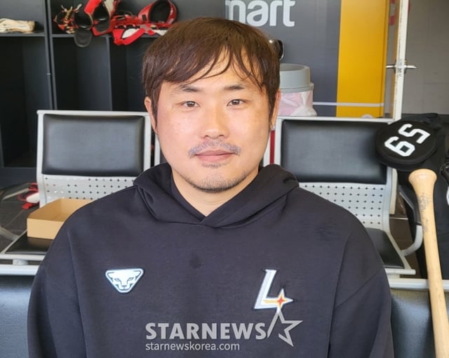 SSG 이지영이 13일 키움과 시범경기를 앞두고 취재진과 인터뷰를 하고 있다. /사진=안호근 기자