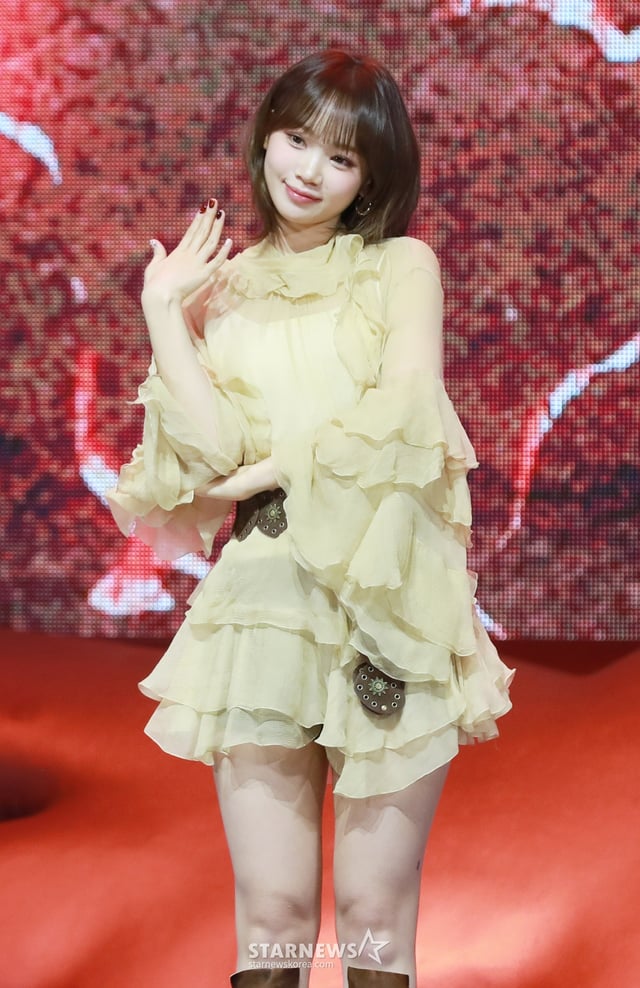 걸그룹 르세라핌(LE SSERAFIM) 김채원이 14일 오전 서울 광진구 예스24라이브홀에서 진행된 미니 5집 ‘HOT’ 발매기념 쇼케이스에서 포즈를 취하고 있다. 이번 앨범은 팝 장르의 타이틀곡 ‘HOT’을 비롯해 ‘Born Fire’, ‘Come Over’, ‘Ash’, ‘So Cynical(Badum)’등 총 5곡이 수록됐다. /2025.03.14 /사진=이동훈 photoguy@