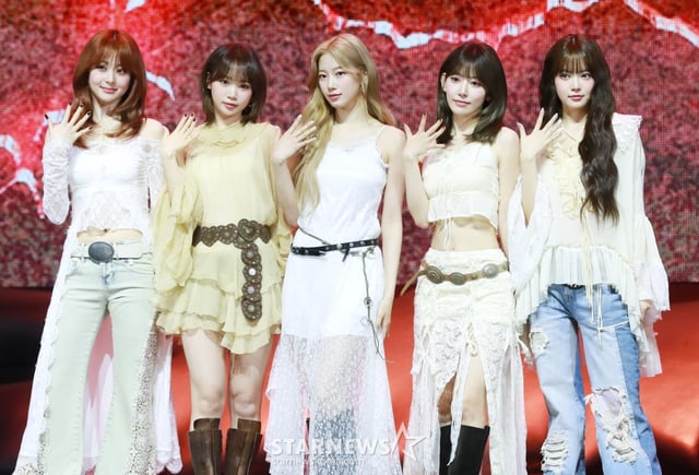 걸그룹 르세라핌(LE SSERAFIM)이 14일 오전 서울 광진구 예스24라이브홀에서 진행된 미니 5집 ‘HOT’ 발매기념 쇼케이스에서 포즈를 취하고 있다. 이번 앨범은 팝 장르의 타이틀곡 ‘HOT’을 비롯해 ‘Born Fire’, ‘Come Over’, ‘Ash’, ‘So Cynical(Badum)’등 총 5곡이 수록됐다. /2025.03.14 /사진=이동훈 photoguy@