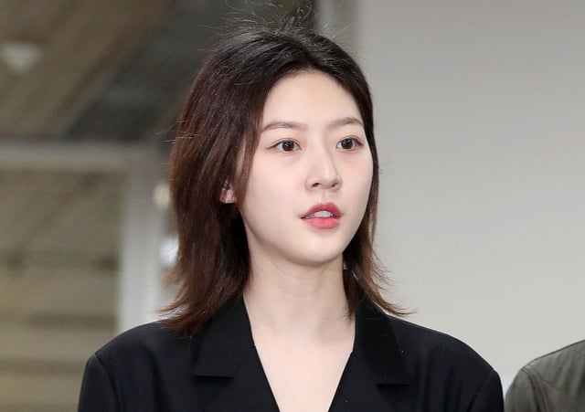(서울=뉴스1) = 배우 김새론이 16일 자택에서 숨진 채 발견됐다. 서울 성동경찰서는 김씨가 이날 오후 5시경 서울 성동구 소재 자택에서 숨진 채 발견됐다고 밝혔다. 김새론은 지난 2022년 5월 음주운전을 하다 가로수, 변압기 등을 들이받고 도주하는 사고를 내 벌금 2000만원을 확정 받았다. 이후 2년 간 활동을 중단하고 자숙해 왔다. 사진은 김 씨가 지난 23년 4월 5일 서울중앙지법에서 열린 도로교통법 위반(음주운전) 등 혐의 1심 선고 공판에 출석하는 모습. (뉴스1 DB. 재판매 및 DB 금지) 2025.2.16/뉴스1 ※ 우울감 등 말하기 어려운 고민이 있거나 주변에 이런 어려움을 겪는 가족·지인이 있을 경우 자살예방 상담전화 ☎1393, 정신건강 상담전화 ☎1577-0199, 희망의 전화 ☎129, 생명의 전화 ☎1588-9191, 청소년 전화 ☎1388, 청소년 모바일 상담 '다 들어줄 개' 앱, 카카오톡 등에서 24시간 전문가의 상담을 받을 수 있습니다. Copyright © 뉴스1. All rights reserved. 무단 전재 및 재배포, AI학습 이용 금지. /사진=(서울=뉴스1)