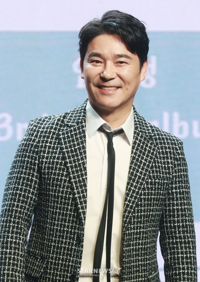 가수 임창정이 8일 오후 서울 강남구 일지아트홀에서 진행된 미니 3집 '멍청이' 발매기념 쇼케이스에 참석해 포즈를 취하고 있다. '멍청이'에는 타이틀곡 멍청이를 포함해 '더 많이 사랑하길', '용서해', '그냥 좋은 날', '멍청이(Inst.)' 총 5곡이 수록됐다. /2023.02.08