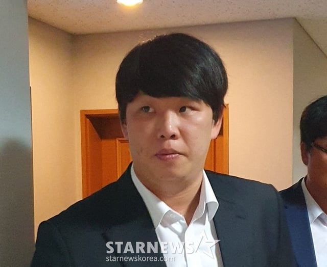 서준원이 2023년 9월 부산지방법원에서 열린 1심 선고공판 후 굳은 표정으로 법정을 빠져나가고 있다. /사진=양정웅 기자