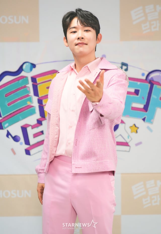 가수 진욱이 3일 오전 온라인으로 진행된 TV조선 예능 '트랄랄라 브라더스' 제작발표회에 참석해 포즈를 취하고 있다. /사진제공=TV조선 2023.05.03