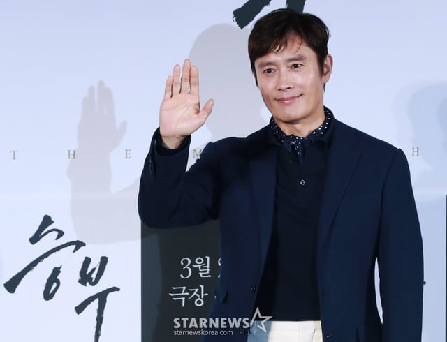 배우 이병헌이 7일 오전 서울 CGV용산아이파크몰에서 진행된 영화 '승부'(감독 김형주) 제작발표회에 참석해 포즈를 취하고 있다. 바둑계 전설 조훈현(이병헌)이 제자 이창호(유아인)와의 대국에서 패한 뒤 다시 정상에 도전하는 이야기를 그린 '승부'는 오는 26일 개봉한다. /2025.03.07 /사진=이동훈 photoguy@
