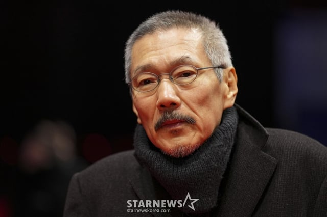 [베를린=AP/뉴시스] 홍상수 감독이 20일(현지 시간) 독일 베를린에서 열린 제75회 베를린 국제영화제에서 영화 ‘그 자연이 네게 뭐하고 하니' 레드 카펫 행사에 참석해 포토 타임을 갖고 있다. 임신 중인 김민희는 홍 감독과 베를린에 동행했으나, 공식 석상에는 서지 않았다. 2025.02.21. /사진=민경찬