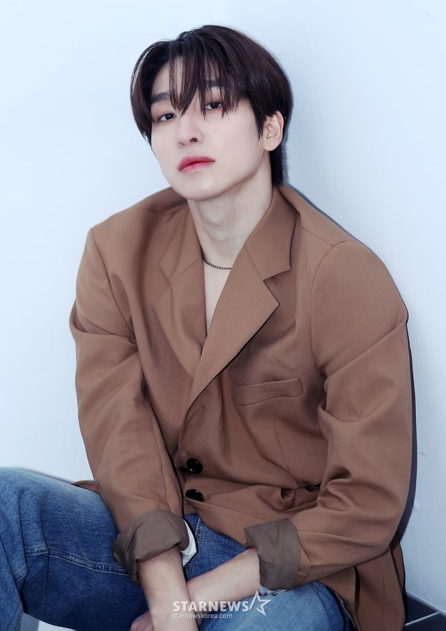 그룹 더보이즈(THE BOYZ) 상연이 서울 강남구 IST엔터테인먼트 사옥에서 진행된 '2023 아시아 아티스트 어워즈 인 필리핀'(2023 Asia Artist Awards IN THE PHILIPPINES, 이하 2023 AAA) 수상 인터뷰에 앞서 포즈를 취하고 있다. 더보이즈는 '2023 AAA'에서 AAA 가수 부문 베스트 아티스트상과 멤버 영훈이 배우 부문 포커스상을 수상했다. 더보이즈는 지난 한해 동안 8번째 미니앨범 '비 어웨이크'(BE AWAKE), 두 번째 정규 앨범 '판타지' 파트1 '크리스마스 인 어거스트'(Christmas In August) 그리고 '판타지' 파트2 '식스 센스'(Sixth Sense) 등을 발매하며 팬들의 큰 사랑을 받았다. /사진=김창현