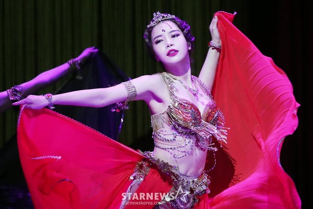 걸그룹 마마무 솔라가 21일 오후 서울 송파구 잠실동 롯데월드 샤롯데씨어터에서 진행된 뮤지컬 '마타하리' 프레스콜에 참석해 열연을 펼치고 있다. 뮤지컬 '마타하리'는 제1차 세계대전 중 이중 스파이 혐의로 프랑스 당국에 체포돼 총살 당한 아름다운 무희 '마타하리'(본명 마가레타 거트루이다 젤러)의 실화를 바탕으로 탄행한 작품으로, 스펙터클한 스케일의 무대와 아름답고 서정적인 음악, 탄탄한 스토리로 평단과 대중의 호평을 받았다. 2022.06.21 /김창현 기자