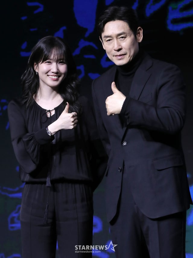 배우 박은빈, 설경구가 17일 오전 서울 영등포구 여의도동 콘래드 서울에서 진행된 디즈니+ 오리지널 시리즈 '하이퍼나이프' 제작발표회에 참석해 포즈를 취하고 있다.  '하이퍼나이프'는 과거 촉망받는 천재 의사였던 '세옥'이 자신을 나락으로 떨어뜨린 스승 '덕희'와 재회하며 펼치는 치열한 대립을 그린 메디컬 스릴러. 오는 19일 공개. 2025.03.17 /사진=김창현 chmt@