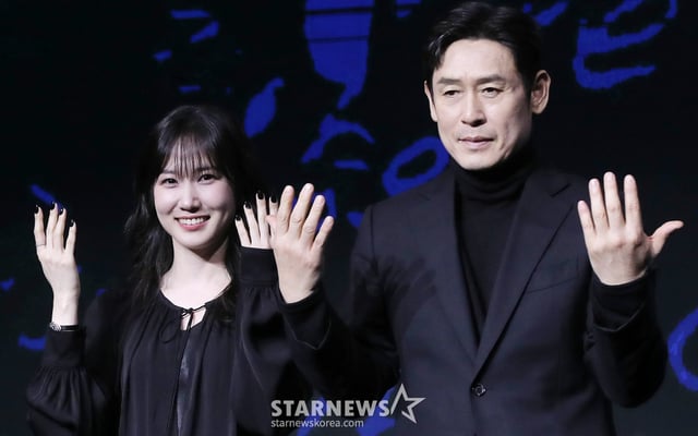 배우 박은빈, 설경구가 17일 오전 서울 영등포구 여의도동 콘래드 서울에서 진행된 디즈니+ 오리지널 시리즈 '하이퍼나이프' 제작발표회에 참석해 포즈를 취하고 있다. '하이퍼나이프'는 과거 촉망받는 천재 의사였던 '세옥'이 자신을 나락으로 떨어뜨린 스승 '덕희'와 재회하며 펼치는 치열한 대립을 그린 메디컬 스릴러. 오는 19일 공개. 2025.03.17 /사진=김창현 chmt@