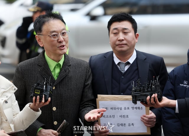 [서울=뉴시스] 김명년 기자 = 권영찬 한국연예인자살예방협회 소장이 17일 오후 서울 종로구 서울경찰청 민원실 앞에서 故 김새론 유족 측 법률대리인 부지석 변호사와 함께 유튜버 이진호에 대한 고소장 접수 전 기자회견하고 있다. 2025.03.17. kmn@newsis.com /사진=김명년