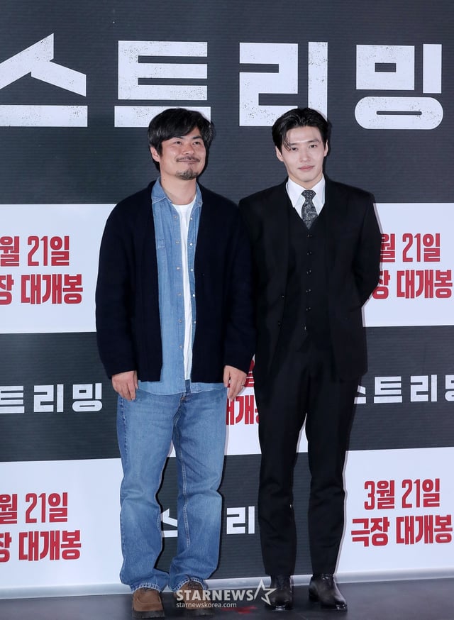 조장호 감독, 배우 강하늘이 17일 오후 서울 송파구 롯데월드타워 롯데시네마에서 진행된 영화 '스트리밍' 언론시사회 및 기자간담회에 참석해 포즈를 취하고 있다.  '스트리밍'은 구독자 수 1위의 범죄 채널 스트리머 우상이 풀리지 않던 연쇄살인사건의 단서를 발견하고 범인을 추적하는 과정을 실시간으로 방송하며 벌어지는 이야기를 그린 스릴러 영화다. 오는 21일 개봉. 2025.03.17 /사진=김창현 chmt@