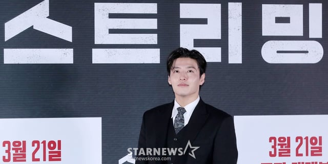 배우 강하늘이 17일 오후 서울 송파구 롯데월드타워 롯데시네마에서 진행된 영화 '스트리밍' 언론시사회 및 기자간담회에 참석해 포즈를 취하고 있다.  '스트리밍'은 구독자 수 1위의 범죄 채널 스트리머 우상이 풀리지 않던 연쇄살인사건의 단서를 발견하고 범인을 추적하는 과정을 실시간으로 방송하며 벌어지는 이야기를 그린 스릴러 영화다. 오는 21일 개봉. 2025.03.17 /사진=김창현 chmt@