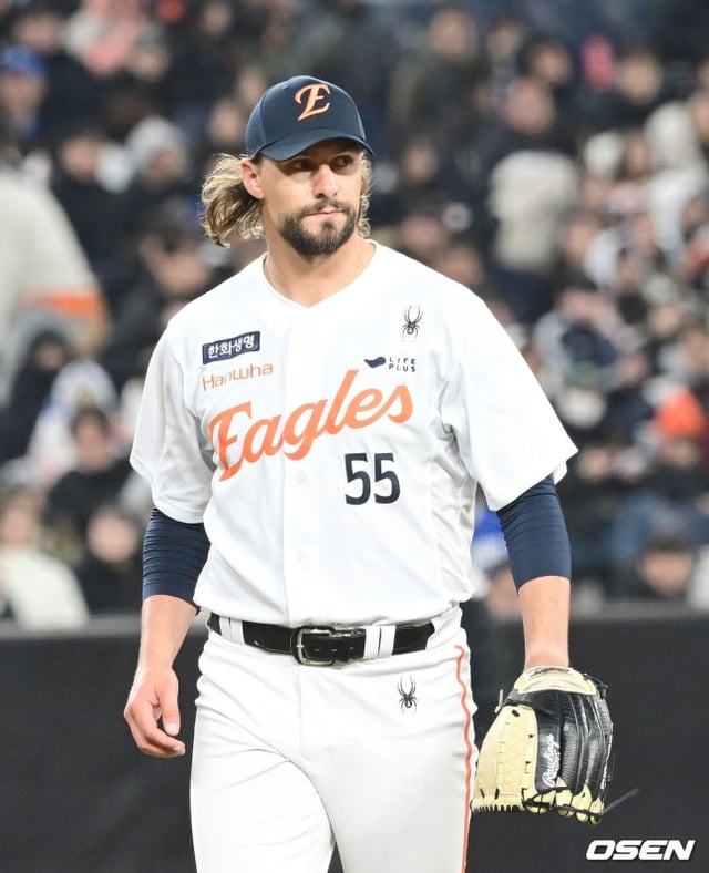 한화 와이스가 17일 대전 한화생명 볼파크에서 열린 2025 KBO 시범경기에서 역투하고 내려오고 있다.