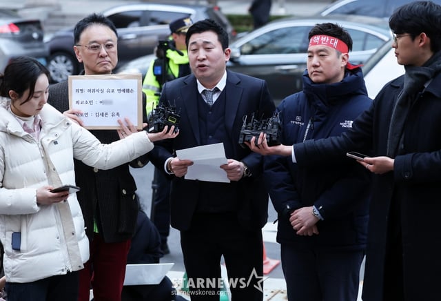 (서울=뉴스1) 오대일 기자 = 고(故) 김새론 유족 측 법률대리인 부지석 변호사(왼쪽 세번째)가 17일 오후 서울 종로구 서울경찰청 민원실에서 열린 유튜버 A씨 고소장 제출 기자회견에서 발언하고 있다. 유족 측은 이날 허위사실 유포 명예훼손 혐의로 유튜버 A 씨를 고소했다. 2025.3.17/뉴스1 Copyright © 뉴스1. All rights reserved. 무단 전재 및 재배포, AI학습 이용 금지. /사진=(서울=뉴스1) 오대일 기자
