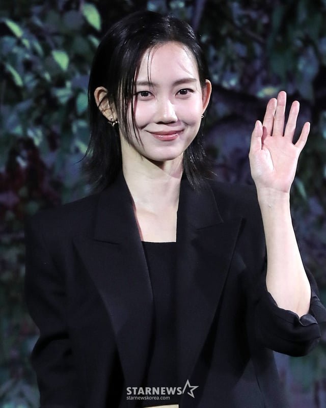 배우 신현빈이 18일 오전 서울 마포구 호텔 나루 서울 엠갤러리 앰배서더에서 진행된 넷플릭스 영화 '계시록' 제작보고회에 참석해 포즈를 취하고 있다.   '계시록'은 실종 사건의 범인을 단죄하는 것이 신의 계시라 믿는 목사와, 죽은 동생의 환영에 시달리는 실종 사건 담당 형사가 각자의 믿음을 쫓으며 벌어지는 이야기를 그린 넷플릭스 영화다. 오는 21일 공개. 2025.03.18 /사진=김창현 chmt@