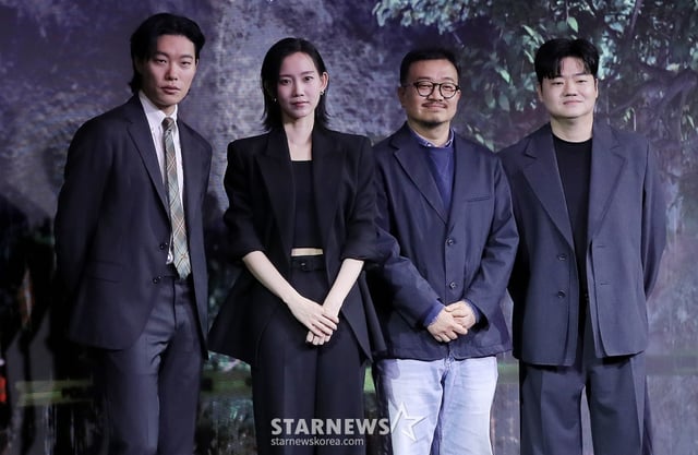 연상호 감독(왼쪽 세번째), 배우 류준열, 신현빈, 신민재가 18일 오전 서울 마포구 호텔 나루 서울 엠갤러리 앰배서더에서 진행된 넷플릭스 영화 '계시록' 제작보고회에 참석해 포즈를 취하고 있다. '계시록'은 실종 사건의 범인을 단죄하는 것이 신의 계시라 믿는 목사와, 죽은 동생의 환영에 시달리는 실종 사건 담당 형사가 각자의 믿음을 쫓으며 벌어지는 이야기를 그린 넷플릭스 영화다. 오는 21일 공개. 2025.03.18 /사진=김창현 chmt@