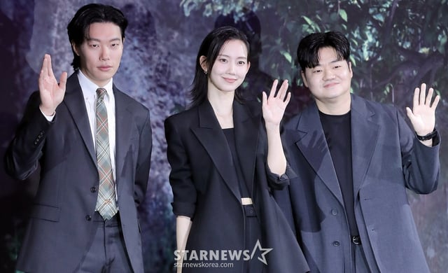 배우 류준열, 신현빈, 신민재가 18일 오전 서울 마포구 호텔 나루 서울 엠갤러리 앰배서더에서 진행된 넷플릭스 영화 '계시록' 제작보고회에 참석해 포즈를 취하고 있다.   '계시록'은 실종 사건의 범인을 단죄하는 것이 신의 계시라 믿는 목사와, 죽은 동생의 환영에 시달리는 실종 사건 담당 형사가 각자의 믿음을 쫓으며 벌어지는 이야기를 그린 넷플릭스 영화다. 오는 21일 공개. 2025.03.18 /사진=김창현 chmt@